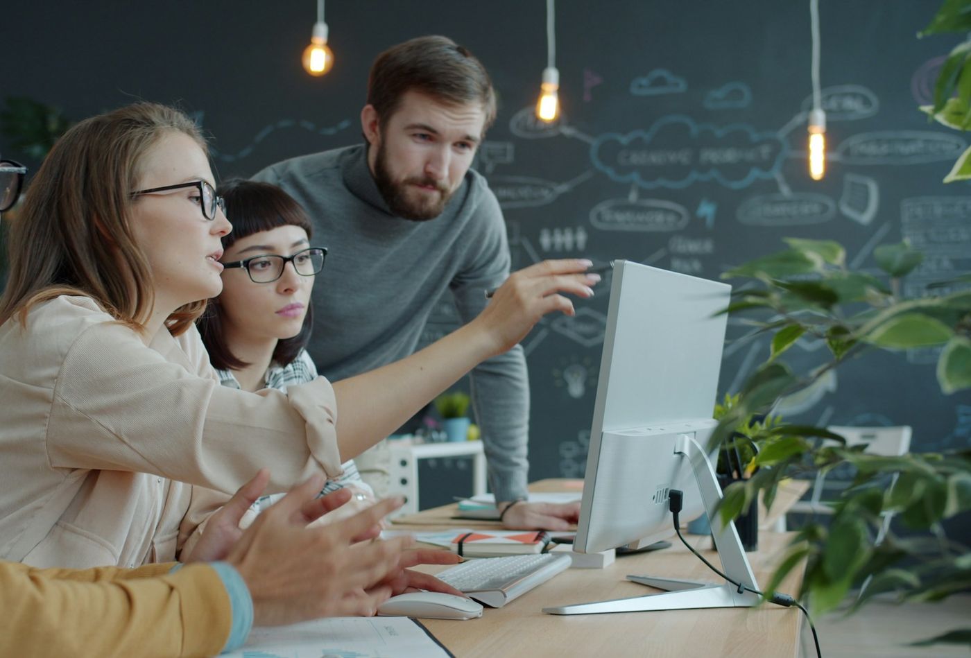 Colleghi davanti al computer che organizzano insieme il lavoro con TeamFluXit